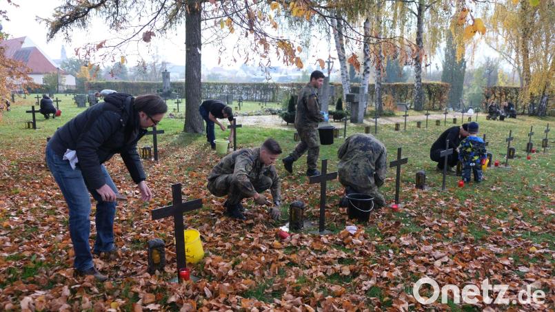 Die Pflege der Kriegsgräber auf dem Katharinenfriedhof ist eine ehrenvolle Aufgabe. Hilfe bekam die Schlosswache von Soldaten der Bundeswehr. Bild: usc