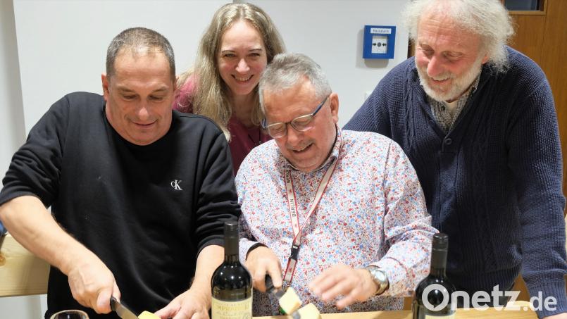 Initiator Hubert Schug, Dirigentin Riita Michelson, Liedertafel-Vorsitzender Karl Ott und Vorstandsmitglied Willibald Kallmeier bei der Kostprobe der Käsespezialitäten aus der Partnergemeinde Bild: do