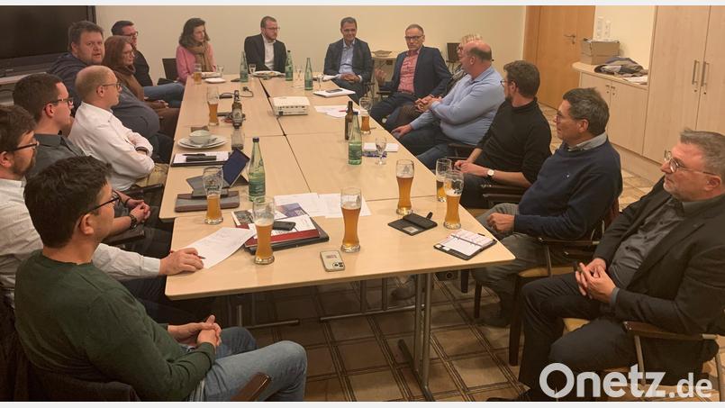 CSU-Kreistagsfraktionssprecher Bernd Sommer (Fünfter von rechts) machte seinen Antrittsbesuch beim Kreisverband der Mittelstandsunion. Kreisvorsitzender Leonhard Zintl freute sich, dass viele Freiberufler, Selbständige und Mittelständler dieses Angebot zum Gedankenaustausch wahrnahmen. Bild: mez