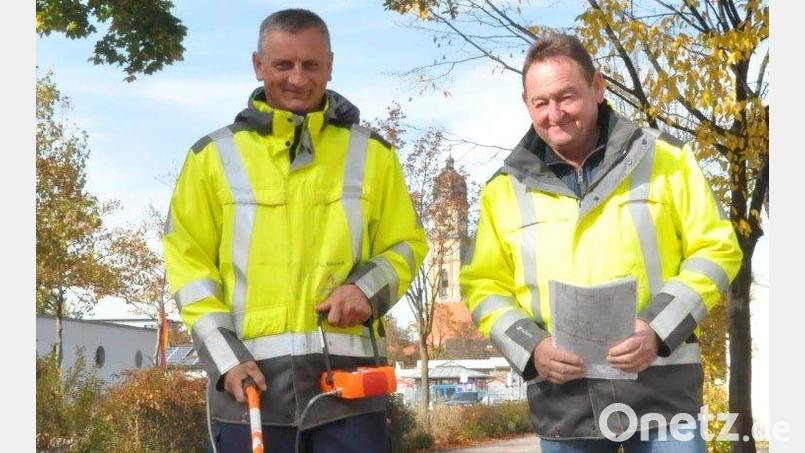 Mit Spezialinspektionsgeräten wird das 300 km lange Gasnetz und die rund 7.700 Gashausanschlüsse durch Mitarbeiter der Firma Sewerin überprüft. Das Fachpersonal der Stadtwerke Amberg wie Gasmonteur Stefan Schober und der Netzmeister Karl Weizer sorgen mit für Sicherheit im Gasnetz, teilen die Stadtwerke mit. Bild: Karoline Gajeck-Scheuck/exb
