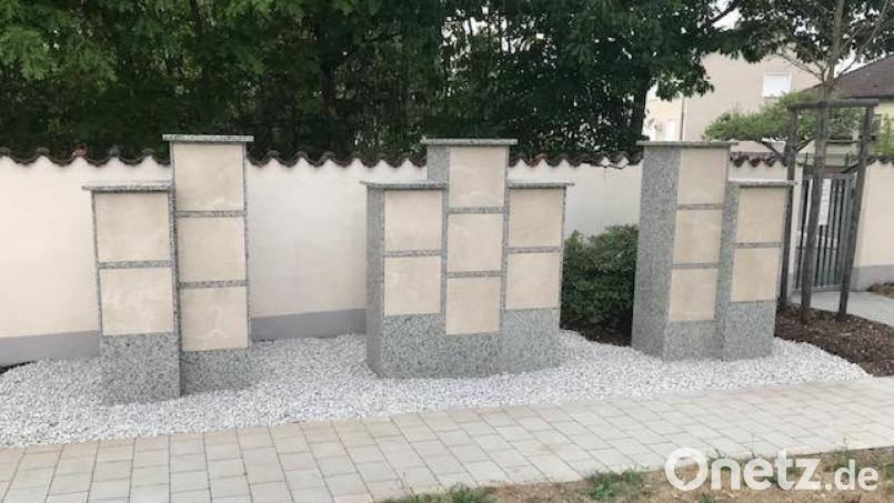 Die neuen Urnenstelen fügen sich gut in das Erscheinungsbild des Monopolfriedhofs ein. Bild: bk