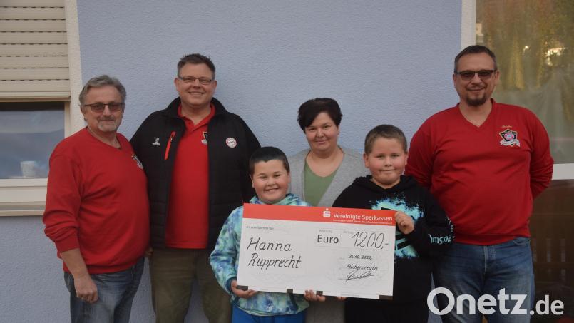 Präsident Sandro Spickenreuther (rechts) übergibt mit Ulrich Rückerl und Thorsten Hergesell 1200 Euro Spende an Claudia Rupprecht (von links). Die beiden Brüder Simon und Lukas (von links) nehmen den Scheck für ihre Schwester Hanna entgegen. Bild: fz