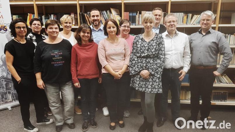 Die Mitglieder des Elternbeirats am JAS-Gymnasium mit der neuen Vorsitzenden Sandra Raab (vordere Reihe dritte von links). Bild: Christian Schwab/exb