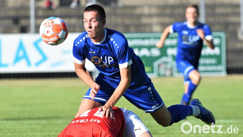 Zu Saisonbeginn trug Fabian Helleder (hinten) noch das Trikot der SpVgg SV Weiden. Im Oberpfalz-Derby am Samstag schlüpft der Verteidiger dann aber ins Dress der DJK Ammerthal. Archivbild: G. Büttner