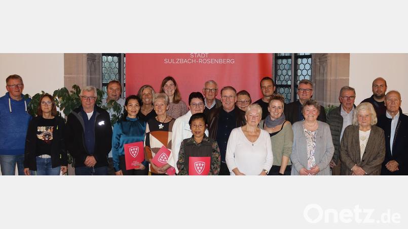 Siegerehrung beim Blumenschmuckwettbewerb der Stadt Sulzbach-Rosenberg, vergeben wurden jeweils drei Preise in drei Kategorien sowie Anerkennungspreise. Bild: mfh
