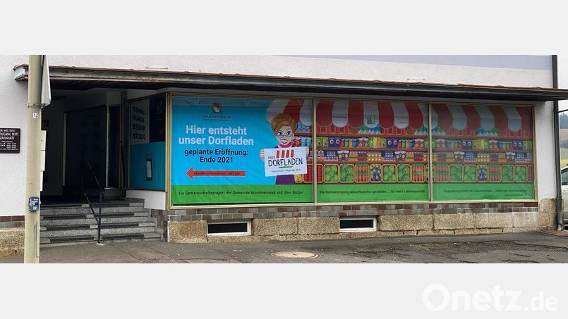 Auf einem 14 Quadratmeter großen Banner macht der zukünftige Dorfladen auf sich aufmerksam. Layout und Umsetzung erfolgte durch die ortsansässige Agentur &quot;Stoawolddesign&quot;. Bild: nza