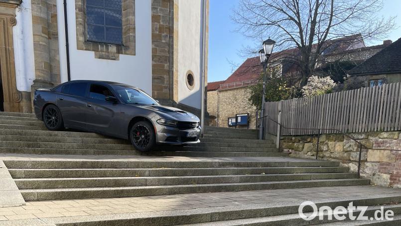 Auf Kirchentreppe festgefahren Bild: Polizei Vilseck