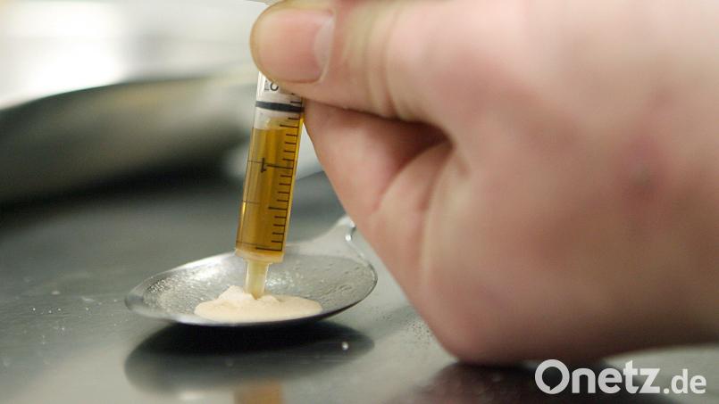 Ein Drogenkonsument zieht Heroin in eine Spritze. Eine 28-Jährige starb in Amberg an den Folgen einer Überdosis dieses Rauschmittels. Archivbild: Boris Roessler
