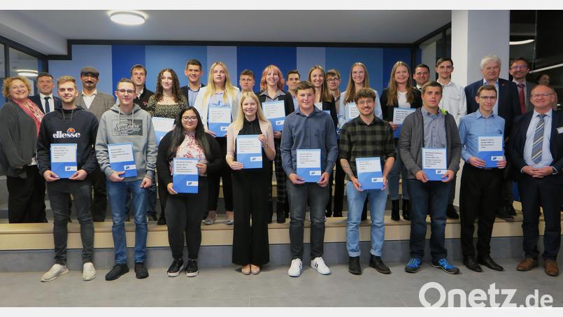 Das Berufliche Schulzentrum ehrte die besten Absolventen des vergangenen Schuljahres. Das Bild zeigt die Preisträger mit den Vertretern der Schule und den Ehrengästen. Bild: Hirsch