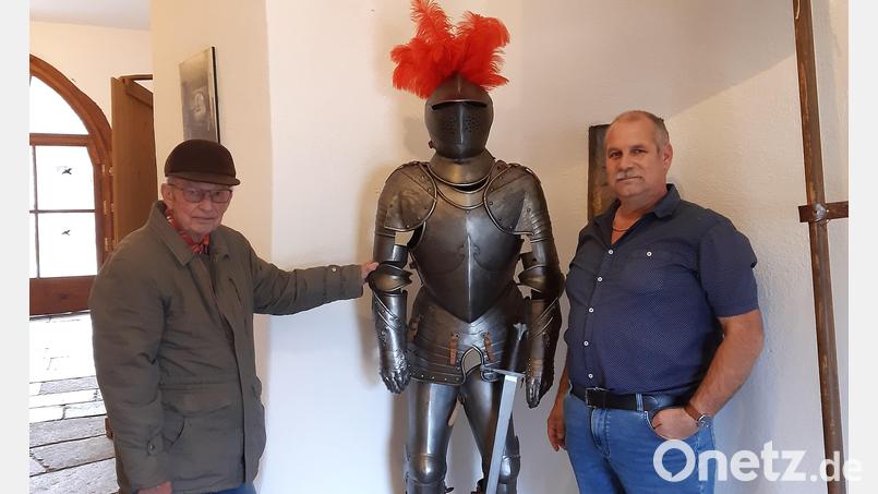 Boris Schöbel (rechts) übergibt an den Vorsitzenden des Fördervereins Schloss Burgtreswitz, Peter Garreiss (links), die Rüstung des zweiten Bernoldus-Ritters. Darüber das Dreswitzer Ritterwappen. Bild: gi