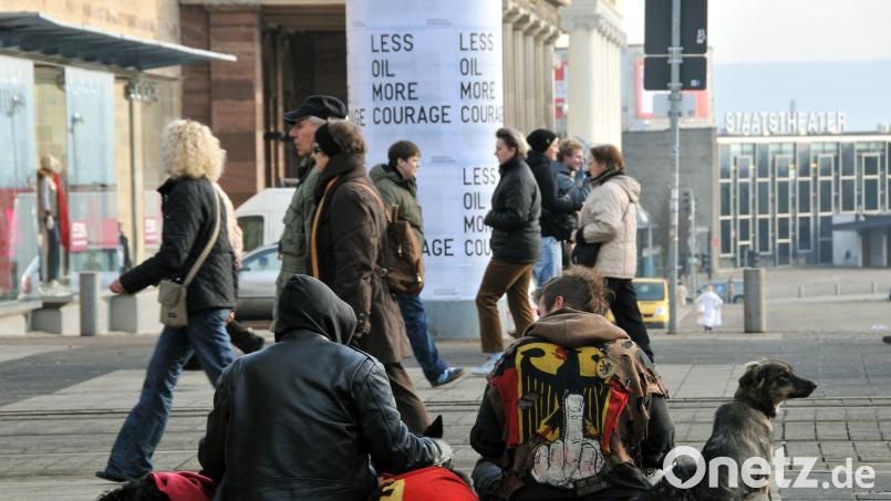 Szenen wie hier in Kassel (Bild) dürften im Stiftland die Ausnahme sein. Doch die Fachkraft für Jugendsozialarbeit soll sich in Waldsassen auch um Jugendliche kümmern, „die herumsitzen und dankbar wären, wenn sie eine Ansprache hätten“, wie sich SPD-Sprecherin Monika Gerl ausdrückte. Symbolbild: Uwe Zucchi/dpa