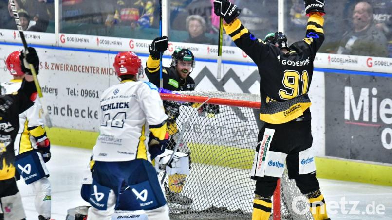 Michael Kirchberger (rechts) und Tanner Campbell (hinter dem Tor) bejubeln einen Treffer für den ERSC Amberg. Bild: SignaLight-AP