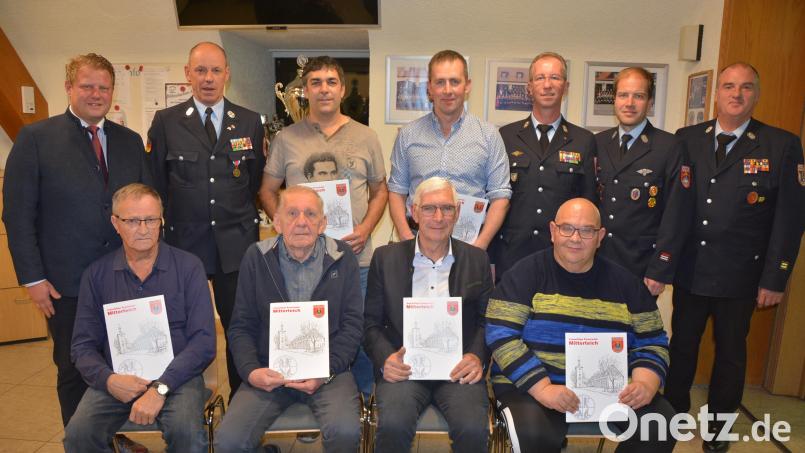 Jahrzehntelange Mitglieder zeichnete die Feuerwehr Mitterteich an einem Ehrenabend aus. Im Bild (sitzend, von links) Karlheinz Klisch, Hubert Schröter, Wilhelm Forster und Carsten Rohrsetzer sowie (stehend, von links) Bürgermeister Stefan Grillmeier, Kommandant Franz Bauernfeind, Thomas Seitz-Hartwich, Helmut Grillmeier, stellvertretender Kommandant Günther Sommer, Vorsitzender Christian Grillmeier und Kreisbrandmeister Wolfgang Wedlich. Bild: jr