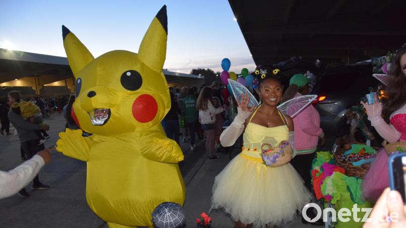 Pikachu, das Pokemon, mischte sich auch unters Partyvolk: Überhaupt waren in Hohenfels viele Film- und Comicfiguren anzutreffen. Bild: bö
