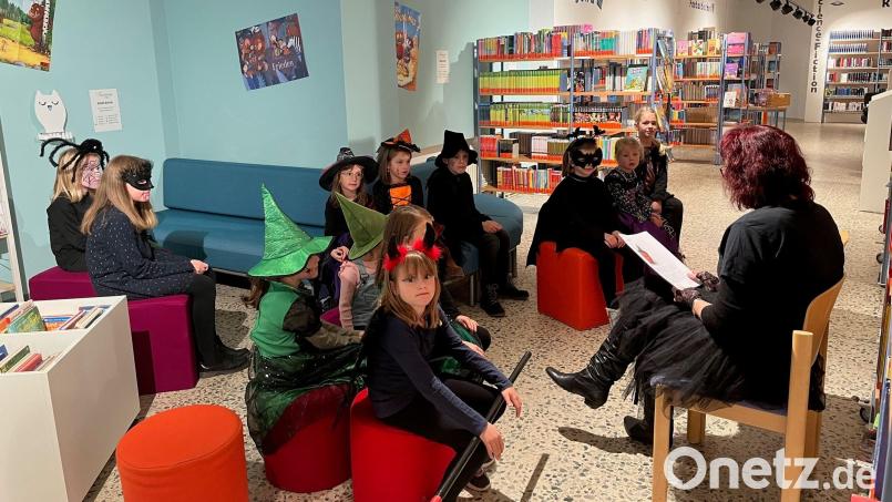 Zahlreiche Kinder erlebten einen spannenden Halloween-Nachmittag in der Stadtbücherei Mitterteich. Bild: Stadtbücherei Mitterteich/exb