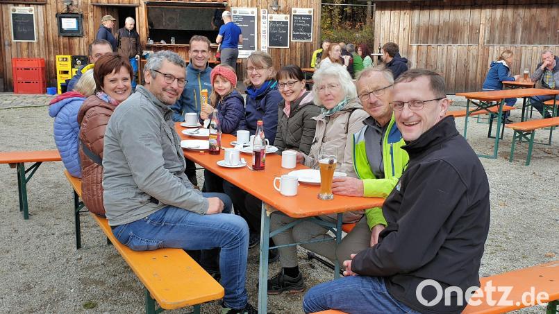 Bei einer Tour durch den Steinwald lernten Mitglieder der Kolpingsfamilie und des Pfarrgemeinderates Friedenfels den heimischen Wald näher kennen. Während der Wanderung und bei einer Rast beim Waldhaus gab Carsten Klöble (hinten, Mitte) Einblicke in zahlreiche Themenfelder. Bild: bsc