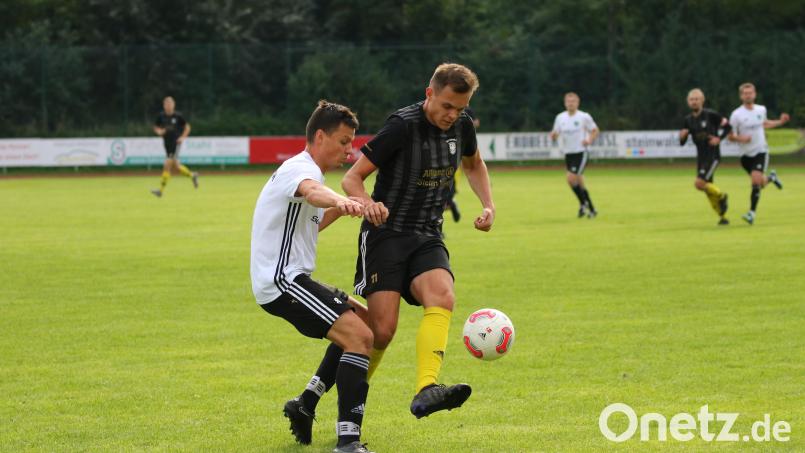 Sandro Hösl (rechts, Szene aus dem Spiel gegen den TSV Reuth), Torjäger des TSV Erbendorf, gelang beim Sieg gegen den VfB Mantel ein Treffer, obwohl zwei Mitspieler gerade eine Zeitstrafe absitzen mussten. Archivbild: Dieter Jäschke