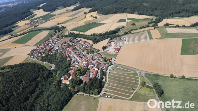 In Guteneck ist ein neues Gewerbegebiet (Feld Bildmitte rechts) angedacht, das Landschaftsarchitekt Gottfried Blank vorstellte. Luftbild: akp