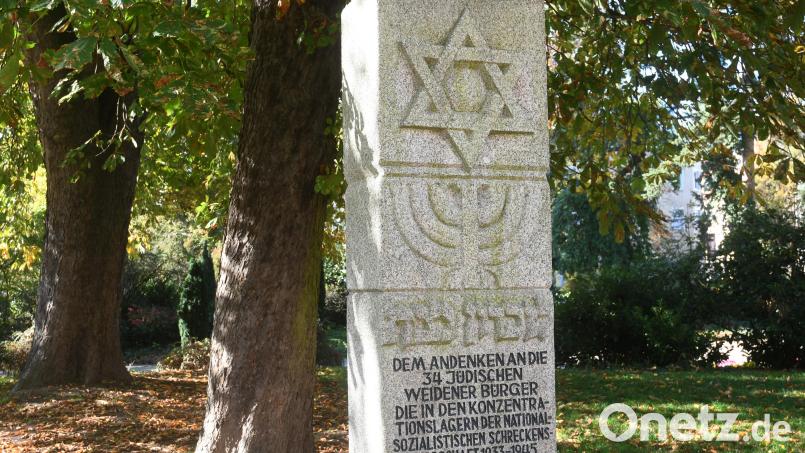 In der Konrad-Adenauer-Anlage erinnert ein Gedenkstein an die von den Nazis ermordeten Weidener Juden. Dort findet alljährlich am 9. November eine Gedenkfeier statt. Um die entbrennt nun eine erbitterte Kontroverse. Bild: Gabi Schönberger