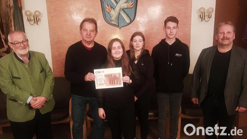 Bei der Spendenübergabe waren dabei: (von links) Klaus Hars, CSU-Vorsitzender Wolfgang Doleschal, Stellvertretende Jugendbürgermeisterin Tamara Kuhbandner, Schriftführerin Michaela Schindler, Kassier Moritz Heser und Bürgermeister Bernhard Schindler (rechts). Bild: ld
