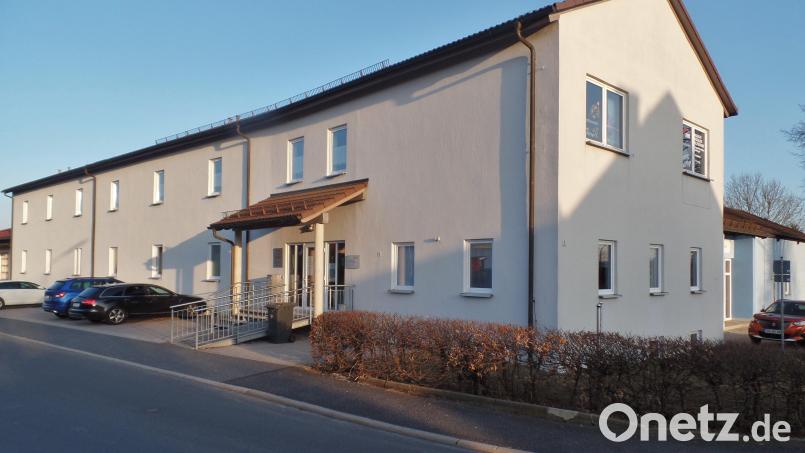 Das Neusorger Ärztehaus soll einen neuen Farbanstrich erhalten. Archivbild: br