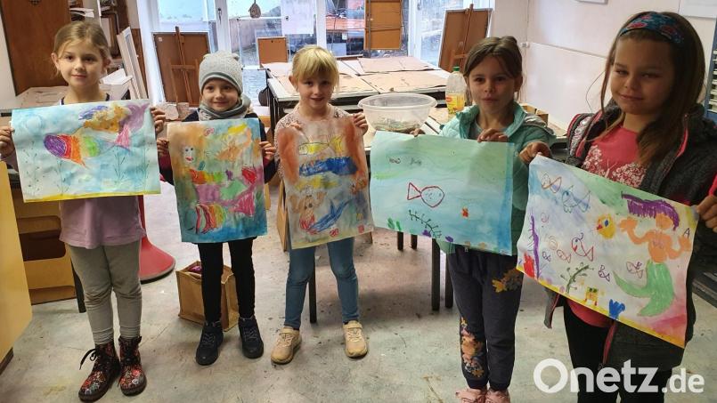 Bunte Wasserwelten entstanden bei einer Malaktion im Atelier an der Stadtmauer. Bild: jzk