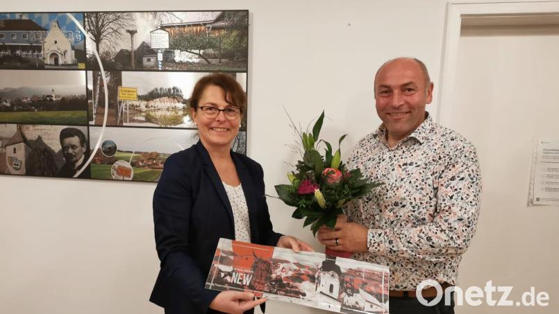 Bürgermeister Gerhard List verabschiedet die langjährige Gemeinderätin Martina Auer-Bertelshofer. Bild: Gemeinde Kohlberg/exb