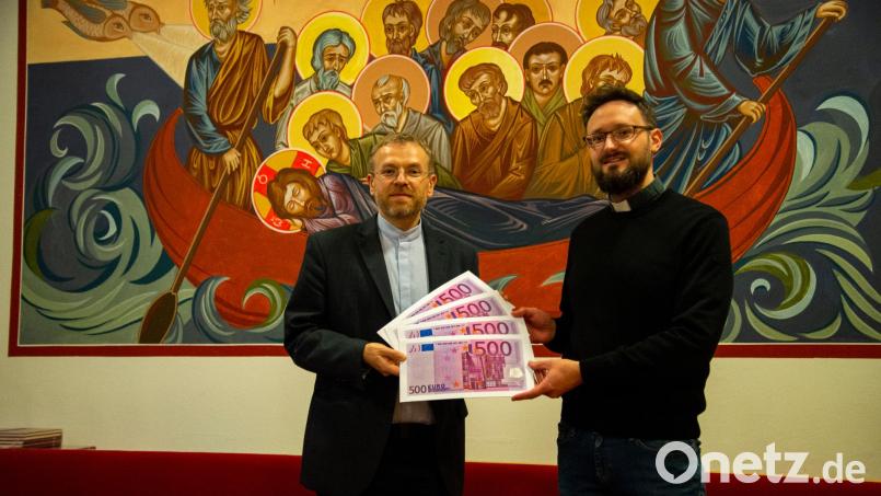 Pfarrer Johannes Arweck (links) überreicht an Erzpriester Oleksandr Petrynko das Geschenk der Pfarrei Kastl für die ukrainischen Christen. Bild: Theresia Otterbein