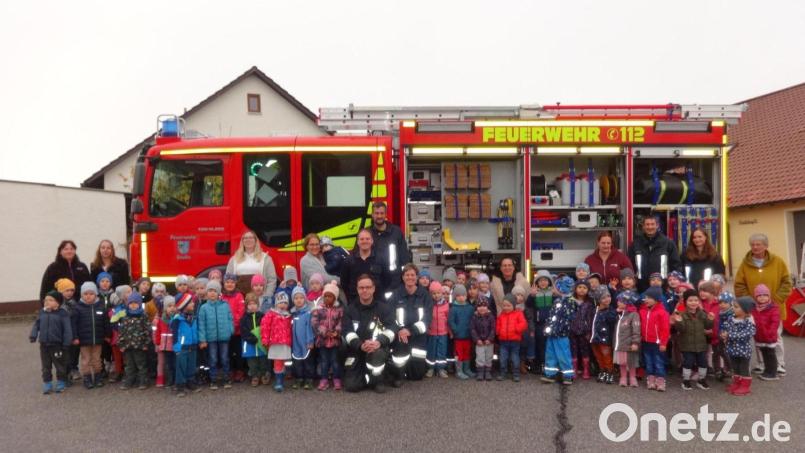 Fahrzeuge und Geräte bestaunen durften die Kindergartenkinder von St. Christophorus im Rahmen der Brandschutzwochen. Bild: Sonja Reitinger/exb