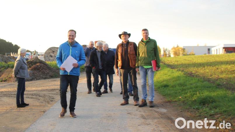 Auf Initiative von CSU-Ortsvorsitzendem Tobias Ehrenreich wurde bei einer Ortsbegehung die Interessengemeinschaft Gewerbegebiet B 22 gegründet. Dritter Bürgermeister Günter Gilch, Klothilde Koller, Josef Biebl (BI Hof Plus), Jochen Schneider (stellvertretender CSU- Ortsvorsitzender), Peter Forster (SPD-Ortsvorsitzender), Peter Spichtinger und Michael Kraus gehören ihr an. Bild: frd