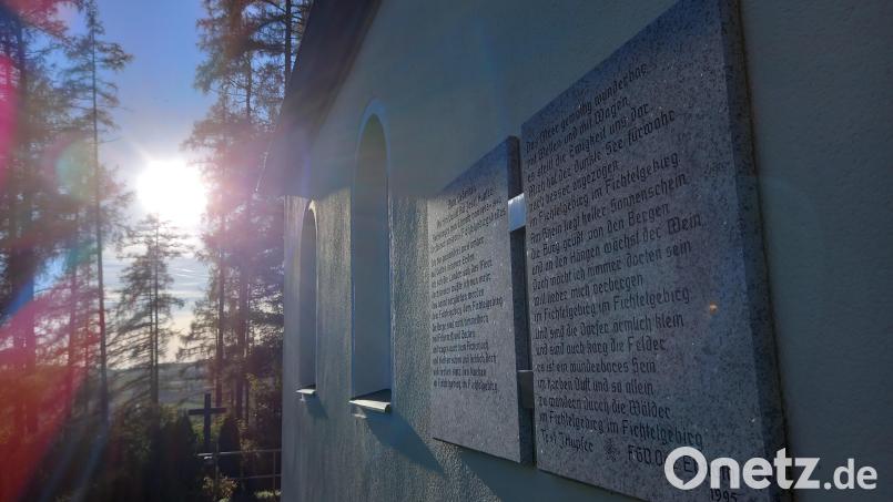 An der Kalvarienbergkapelle führte die Wanderung vorbei. An der Granitplatte, in der das Fichtelgebirgslied eingemeiselt ist, wurde kurz Halt gemacht. Bild: soj