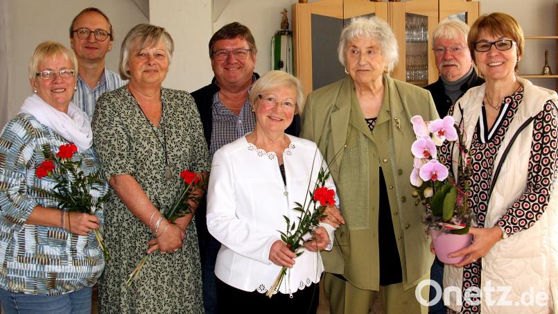 Der neue Vorstand der AWO im Kreis Neustadt/WN: Von links: Uta Prem, Johann Ascherl, Petra Fifeik, Robert Friedrich, Karin Rößler, Elfriede Stich, Horst Washausen und Vorsitzende Karin Gesierich. Bild: R. Kreuzer