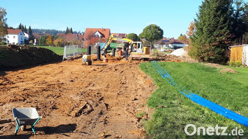 Gut voran geht die Erschießung des Baugebiets Steinäcker am Stationsweg in Waldsassen. Die Abwasserleitung ist inzwischen verlegt. Vom Regenrückhaltesystem sind inzwischen nur mehr die schwarzen Rohre erkennbar, die der Oberfläche angeglichen werden und als Kontrollschächte dienen. Bild: pz