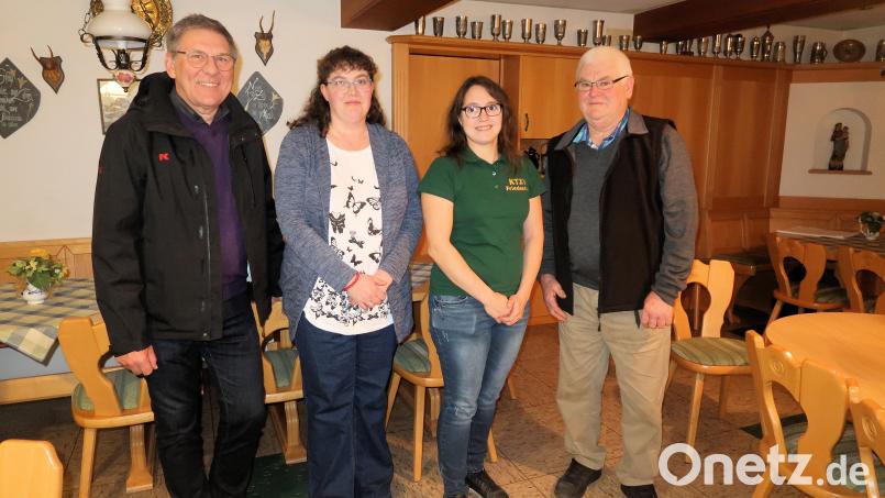 Bürgermeister Oskar Schuster (links) und der Vorsitzende des Patenvereins Kleintierzuchtverein Windischeschenbach, Karl Luber (rechts), beglückwünschten die beiden Vorsitzenden des Jubelvereins, Ramona Tretter und Nadja Dostler (von links). Bild: bsc