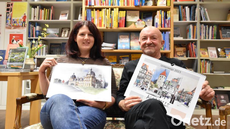 Buchhändlerin Stefanie Teicher und Künstler Rudolf Jäger präsentieren stolz den neuen Kunstkalender 2023. &quot;Unterwegs 2023&quot; zeigt Motive aus ganz Deutschland von Hamburg bis München. Bild: ubb
