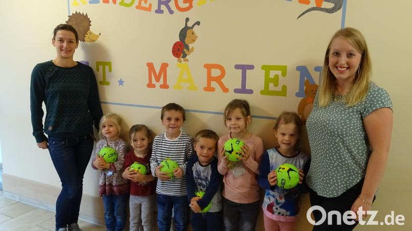 Dritte Vorsitzende Eva-Maria Priller übergab Kindergartenleiterin Anna-Maria-Frisch und den Kindern Handbälle. Bild: Thomas Völkl/exb