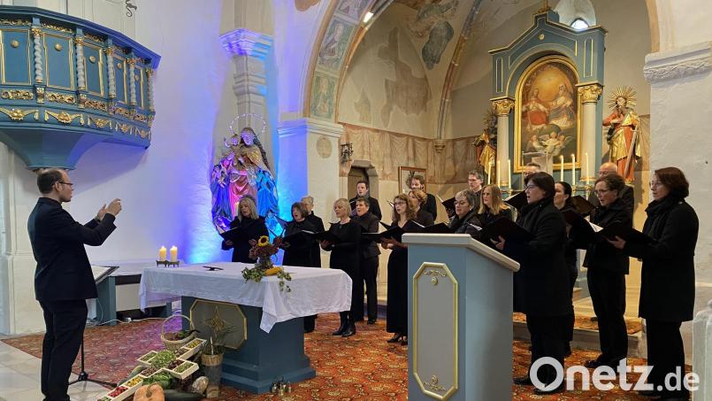 Im Hintergrund als figürliche Darstellung illuminiert, stellte das Marien-Konzert von &quot;Vocanthus&quot; die Mutter Gottes mit Liedern verschiedener Komponisten in den akustischen Mittelpunkt. Bild: aub