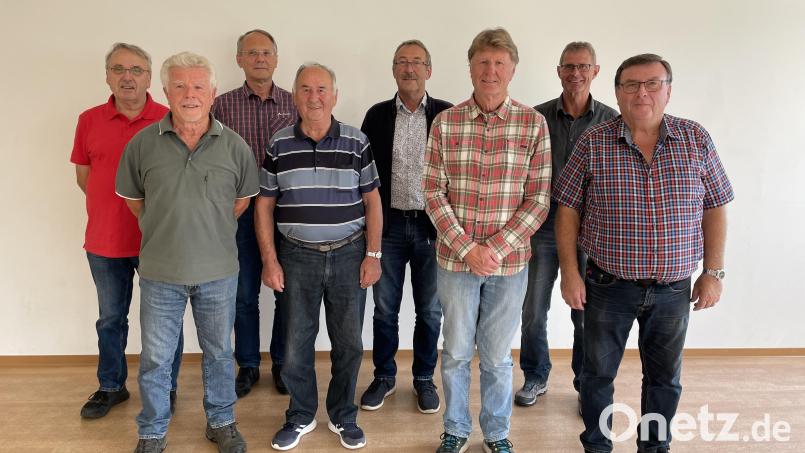 Die Führung des Fördervereins Fußball SVR (von links): Gerhard Meier, Werner Mois, Hans Muck, Erich Grassler, Helmut Appel, Richard Lengfelder, Roland Erras und Josef Schäffer. Bild: Christina Püschl/exb