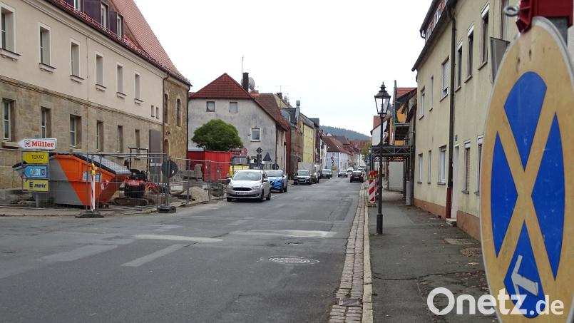 Die untere Vorstadt in Auerbach auf Höhe des Spitals, wo im Zuge der Sanierung eine Querungshilfe für Fußgänger realisiert werden soll. Bild: ll
