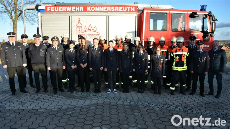 Drei Gruppen der Feuerwehr Konnersreuth absolvierten kürzlich mit Erfolg das Löschabzeichen Wasser. Im Bild die erfolgreichen Brandschützer mit den Schiedsrichtern (erste Reihe, von links), den Kreisbrandmeistern Wolfgang Bauer und Wolfgang Wedlich und Kreisbrandinspektor Stefan Gleißner, sowie (von rechts) Bürgermeister Max Bindl, Kommandant Stefan Kreuzer und Vorsitzender Sven Jäger. Bild: jr
