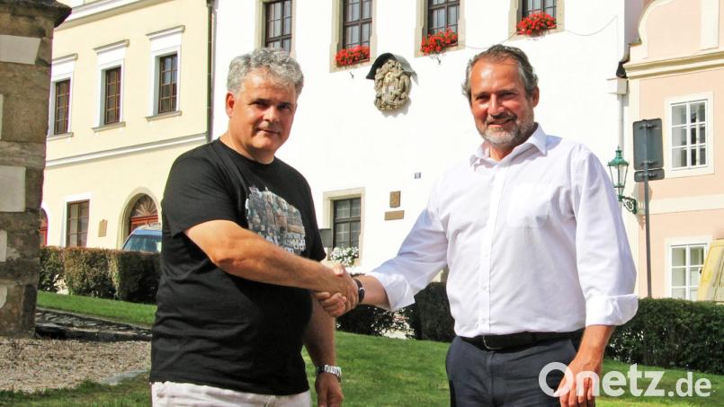 Die Chemie zwischen den Partnerbürgermeistern Josef Holeček, Horšovský Týn,(links) und Frank Zeitler, Nabburg stimmt. Josef Holeček wurde als Rathauschef vom Stadtrat in Horšovský Týn wieder gewählt. Bild: Josef Götz/exb