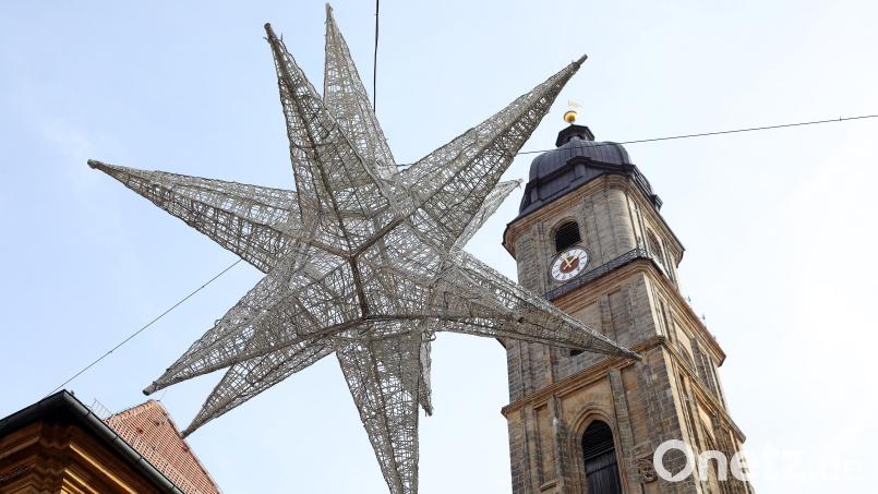 Die Sterne der Weihnachtsbeleuchtung hängen in Amberg schon. Bild: Wolfgang Steinbacher