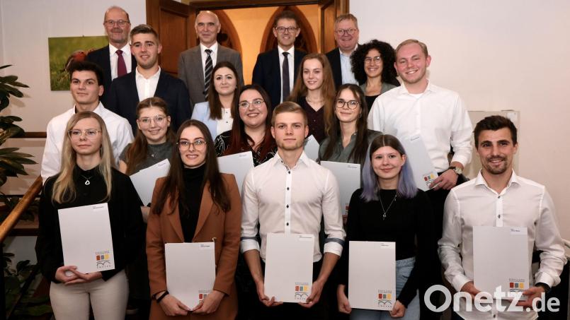 Für ihre herausragenden Ergebnisse bei der Abschlussprüfung an der Staatlichen Berufsschule Amberg und bei der Kammerprüfung erhielten 13 junge Leute bei einer Feierstunde im Rathaus Urkunden, Geldpreise und Silbermünzen. Bild: usc
