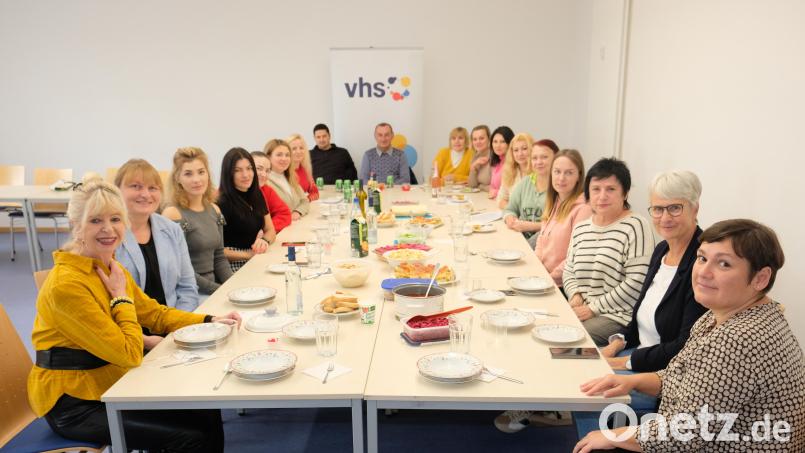 Mit einer gemeinsamen Feier und allerlei Köstlichkeiten aus ihrem Heimatland bedanken sich ukrainische Flüchtlinge beim Personal der VHS Eschenbach für die Hilfe in ihrem Gastland. Bild: do