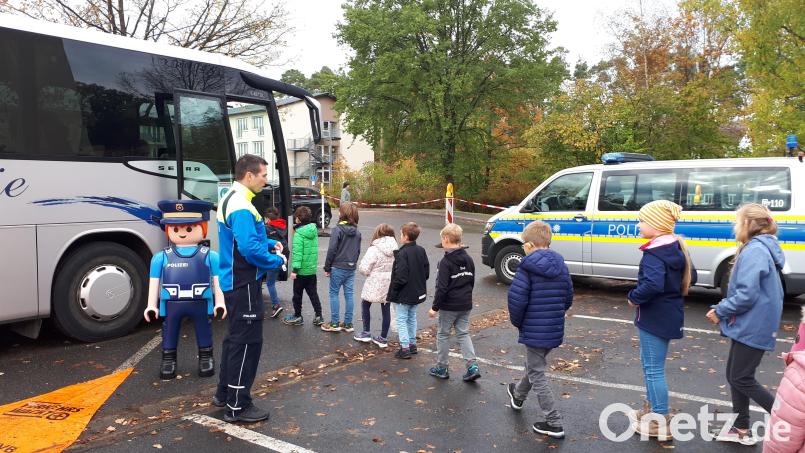 Wir verhält man sich richtig an der Bushaltestelle? Bei der Gesundheitswoche an der Grundschule Wernberg-Köblitz wurde das praktisch geübt. Bild: Riedl/exb