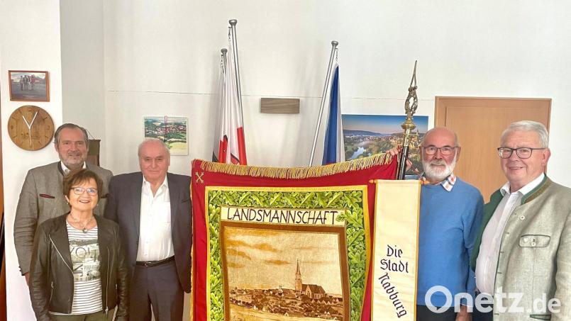 Mit der Übergabe der Vereinsfahne an die Heimatstadt wurde das Ende der Landsmannschaft München nun auch offiziell. Im Bild (von links): Bürgermeister Frank Zeitler, Erna Zitzmann Hans Brandl, Konrad Ringelstetter und der Vorsitzende des Bürgervereins, Karl Beer.
  Bild: Pammer/exb