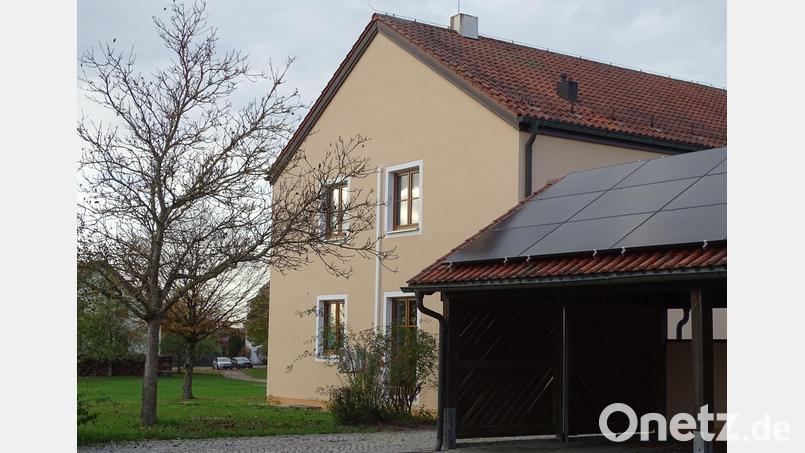 Auf das Carport (im Vordergrund) konnten Paneele der Photovoltaikanlage montiert werden. Doch besondere Umstände, die vor Jahrzehnten beim Bau entstanden waren, ließen wegen einer sogenannten Aufdachdämmung eine Verschraubung von PV-Elementen am Dach des Rathauses (im Hintergrund) nicht zu. Bild: Houschka