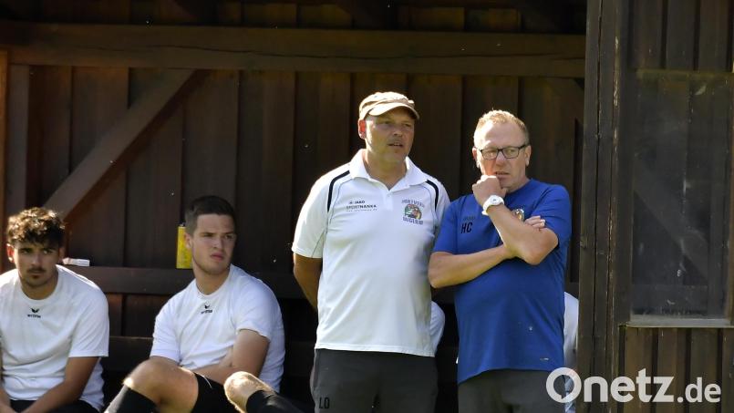 Seit 2019 sind Oliver Lassmann (stehend links) und Christian Helleder gemeinsam als Trainer tätig, zuletzt beim SV Raigering (Bild). Archivbild: Hubert Ziegler