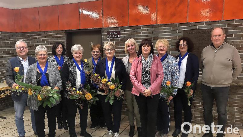 Abschied vom Vorstandsgremium des Frauenbunds Wiesau nahmen Brigitte Weig (Zweite von links), Gabi Bächer (Vierte von links) und Resi Kreger (Sechste von links). An die Spitze berufen wurden Antje Thoma (Dritter von links), Beate Scholz (Fünfte von links), Doris Ulrich, Maria Rahn und Silke Wolfrum (Siebte bis Neunte von links). Mit im Bild (von rechts) Pfarrer Markus Nees und Bezirksvorsitzende Monika Sommer sowie (links) Bürgermeister Toni Dutz. Bild: wro