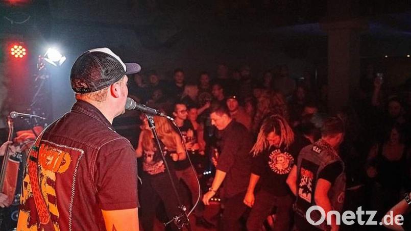 Pogo vor der Bühne im Amberger Trio beim Geburtstagskonzert der Punk-Band AKD aus Kastl. Bild: Hans Schmidbauer/exb